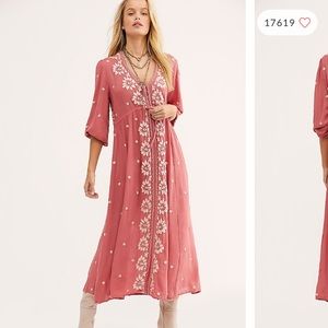 Embroidered fable midi dress in savannah rose